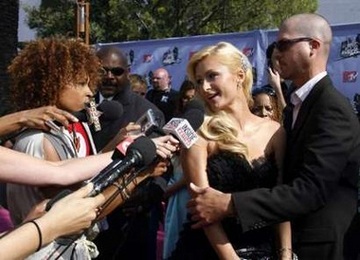 Sau Paris Hilton là “Thuyền trưởng Jack”... - 2