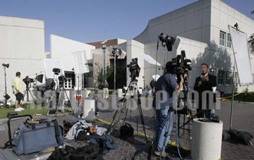 Paparazzi săn đón hình ảnh ra trại của Paris Hilton - 1 Paparazzi săn đón hình ảnh ra trại của Paris Hilton - 1