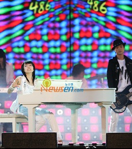 Bữa tiệc âm nhạc trong mơ của showbiz Hàn - 16 Bữa tiệc âm nhạc trong mơ của showbiz Hàn - 16