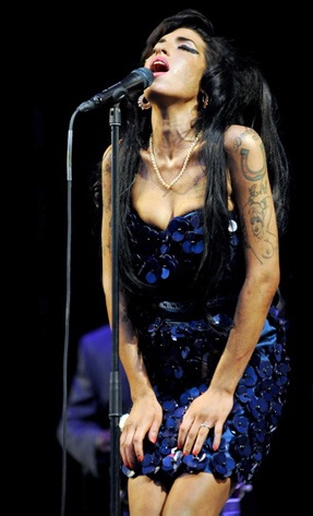 “Ngôi sao lắm tật” Amy Winehouse tấn công fan - 2 “Ngôi sao lắm tật” Amy Winehouse tấn công fan - 2