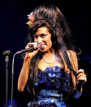 “Ngôi sao lắm tật” Amy Winehouse tấn công fan - 3 “Ngôi sao lắm tật” Amy Winehouse tấn công fan - 3