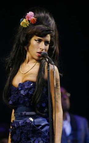 “Ngôi sao lắm tật” Amy Winehouse tấn công fan - 4 “Ngôi sao lắm tật” Amy Winehouse tấn công fan - 4