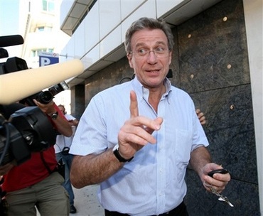 Angelina Jolie cùng cặp sinh đôi bí mật xuất viện  - 2