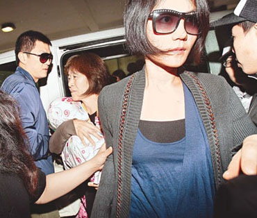 Lý Á Bằng “ẩu đả” với phóng viên ở sân bay - 2 Lý Á Bằng “ẩu đả” với phóng viên ở sân bay - 2