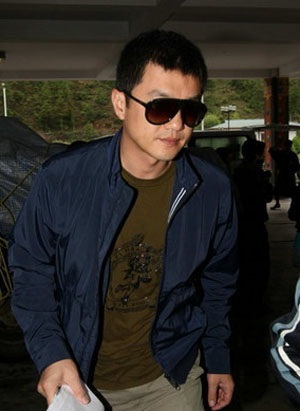 Lý Á Bằng “ẩu đả” với phóng viên ở sân bay - 3 Lý Á Bằng “ẩu đả” với phóng viên ở sân bay - 3