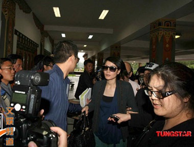 Lý Á Bằng “ẩu đả” với phóng viên ở sân bay - 1 Lý Á Bằng “ẩu đả” với phóng viên ở sân bay - 1