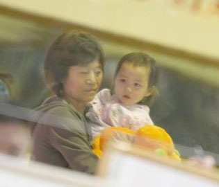 Lý Á Bằng “ẩu đả” với phóng viên ở sân bay - 4 Lý Á Bằng “ẩu đả” với phóng viên ở sân bay - 4