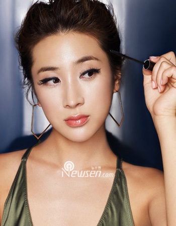 Cô nàng gợi cảm Suh In Young cạnh tranh với Lee Hyori - 2