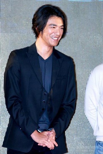 Triệu Vy gặp "sự cố" váy ngắn - 4 Triệu Vy gặp "sự cố" váy ngắn - 4