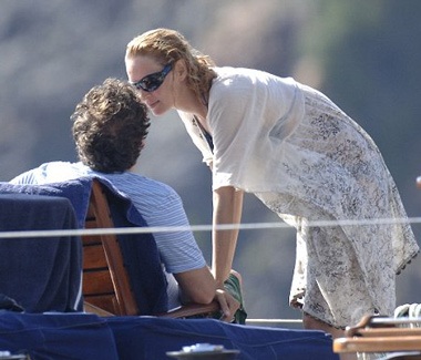 Ngôi sao Uma Thurman “lộ” bụng xấu - 2 Ngôi sao Uma Thurman “lộ” bụng xấu - 2