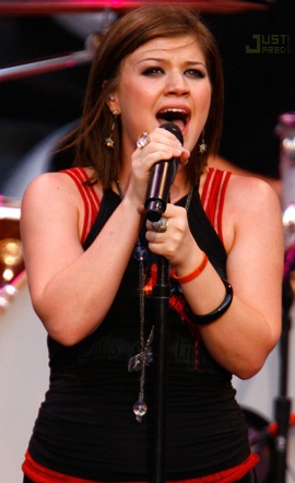 Kelly Clarkson: Từ cô hầu bàn trở thành ngôi sao - 4