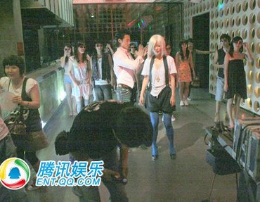 Triệu Vy “kết đôi” với nam ca sĩ Hàn Quốc Jun Jin  - 1