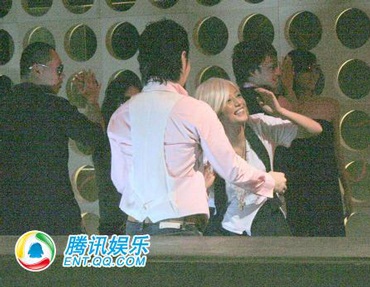 Triệu Vy “kết đôi” với nam ca sĩ Hàn Quốc Jun Jin  - 5