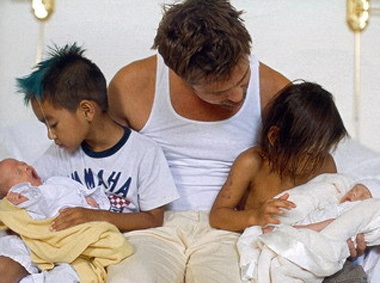 Chiêm ngưỡng trọn bộ ảnh đặc biệt của đại gia đình Brangelina - 8 Chiêm ngưỡng trọn bộ ảnh đặc biệt của đại gia đình Brangelina - 8