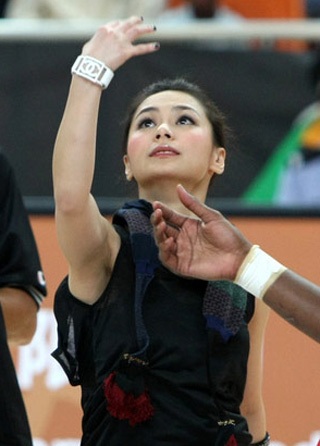 Chung Hân Đồng “trổ tài” chơi bóng rổ - 2