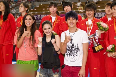 Chung Hân Đồng “trổ tài” chơi bóng rổ - 11