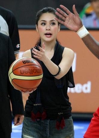 Chung Hân Đồng “trổ tài” chơi bóng rổ - 4