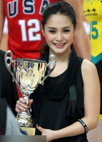 Chung Hân Đồng “trổ tài” chơi bóng rổ - 7