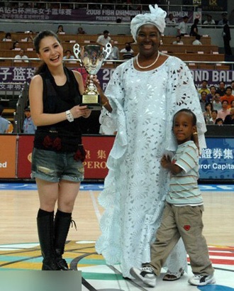 Chung Hân Đồng “trổ tài” chơi bóng rổ - 10