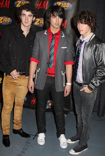 Nhóm Jonas Brothers được dựng tượng - 1