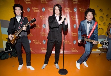 Nhóm Jonas Brothers được dựng tượng - 3