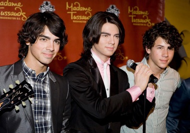 Nhóm Jonas Brothers được dựng tượng - 5