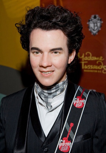 Nhóm Jonas Brothers được dựng tượng - 7