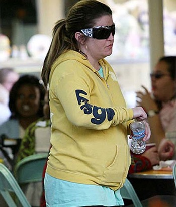 Lisa Marie Presley khoe bụng bầu trên Marie Claire - 1