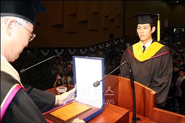 Lee Jung Jae nhận bằng thạc sỹ - 3
