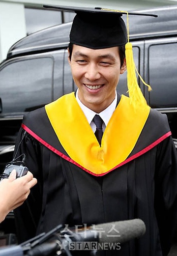 Lee Jung Jae nhận bằng thạc sỹ - 5