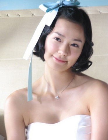 Son Tae Young bận rộn chọn váy cưới - 2