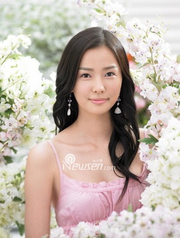 Son Tae Young bận rộn chọn váy cưới - 1