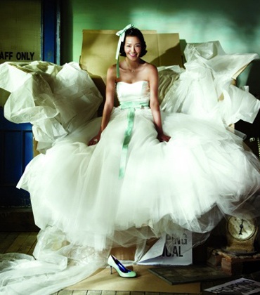 Son Tae Young bận rộn chọn váy cưới - 3