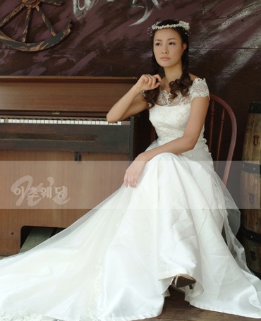 Son Tae Young bận rộn chọn váy cưới - 5