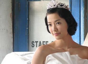 Son Tae Young bận rộn chọn váy cưới - 6