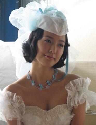 Son Tae Young bận rộn chọn váy cưới - 7