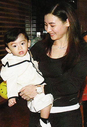 Bé Lucas đón sinh nhật đầu tiên cùng mẹ - 3