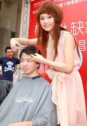 Dương Thừa Lâm hôn... fan nữ - 2