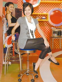 Từ Hy Đệ mang thai 6 tháng vẫn làm việc chăm chỉ - 1