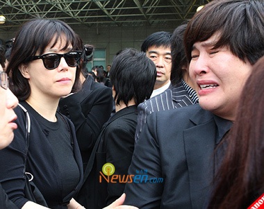 Jung Sun Hee suy sụp trong lễ tang của chồng - 2 Jung Sun Hee suy sụp trong lễ tang của chồng - 2