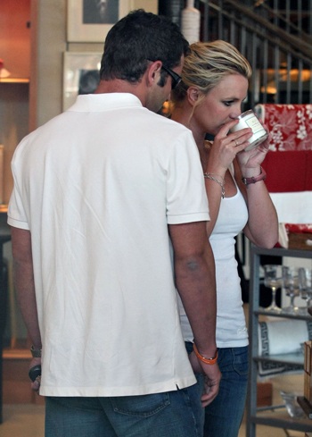 "Bí ẩn" việc Britney tham dự lễ trao giải VMA 2008 - 4 "Bí ẩn" việc Britney tham dự lễ trao giải VMA 2008 - 4
