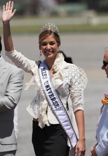 Hoa hậu hoàn vũ 2008 trở về quê nhà - 2