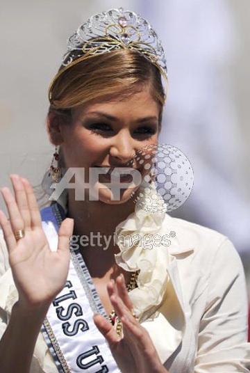 Hoa hậu hoàn vũ 2008 trở về quê nhà - 3