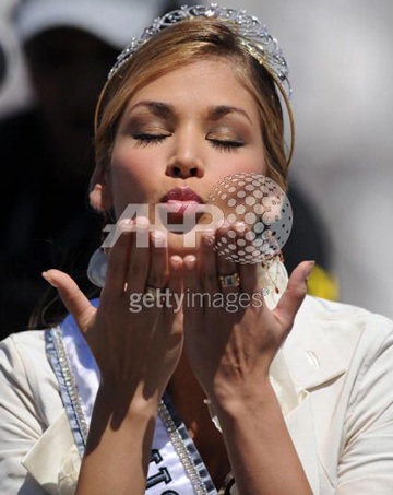 Hoa hậu hoàn vũ 2008 trở về quê nhà - 4