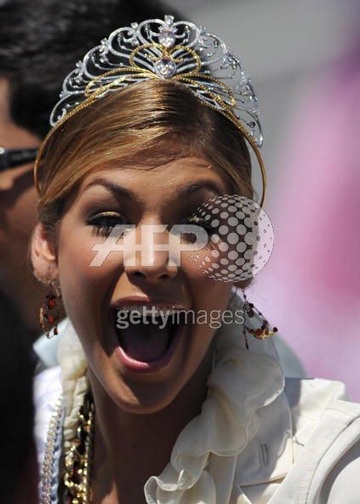 Hoa hậu hoàn vũ 2008 trở về quê nhà - 5