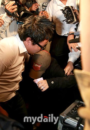 Jung Sun Hee buồn bã có mặt tại sở cảnh sát - 2