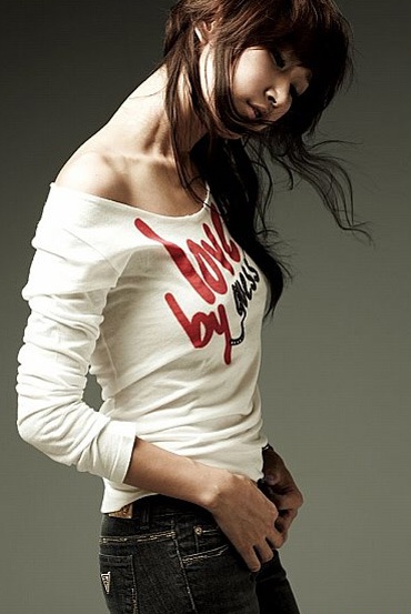 Bà bầu Kim Hee Sun lại khoe bụng bầu - 1