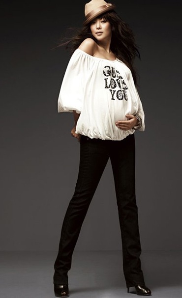 Bà bầu Kim Hee Sun lại khoe bụng bầu - 6