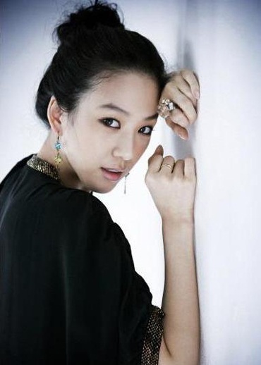 Jung Ryeo Won mong manh trên Marie Claire - 10