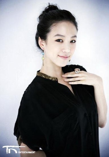 Jung Ryeo Won mong manh trên Marie Claire - 8